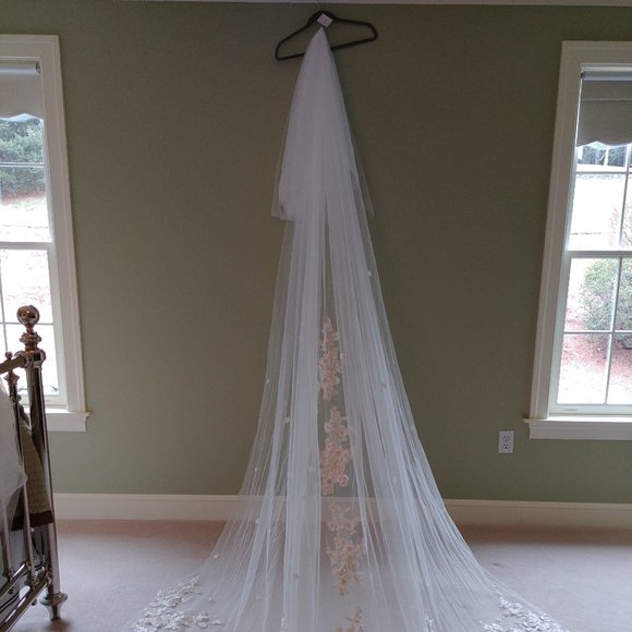 White and subtle pink lace veil trailing 3 meters main image 5